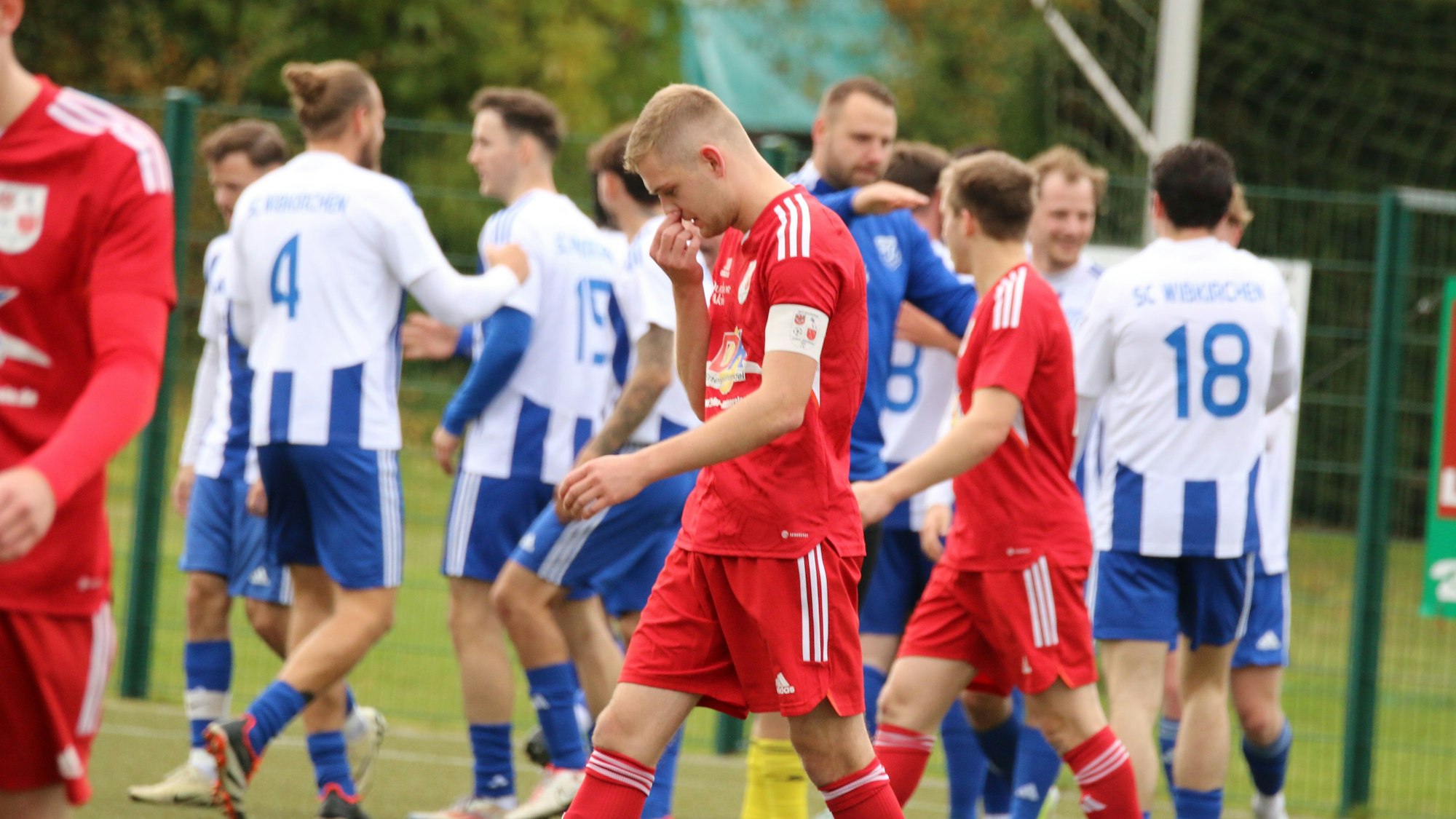 Ein Spieler von Dahlem-Schmidtheim lässt nach der Niederlage den Kopf hängen.