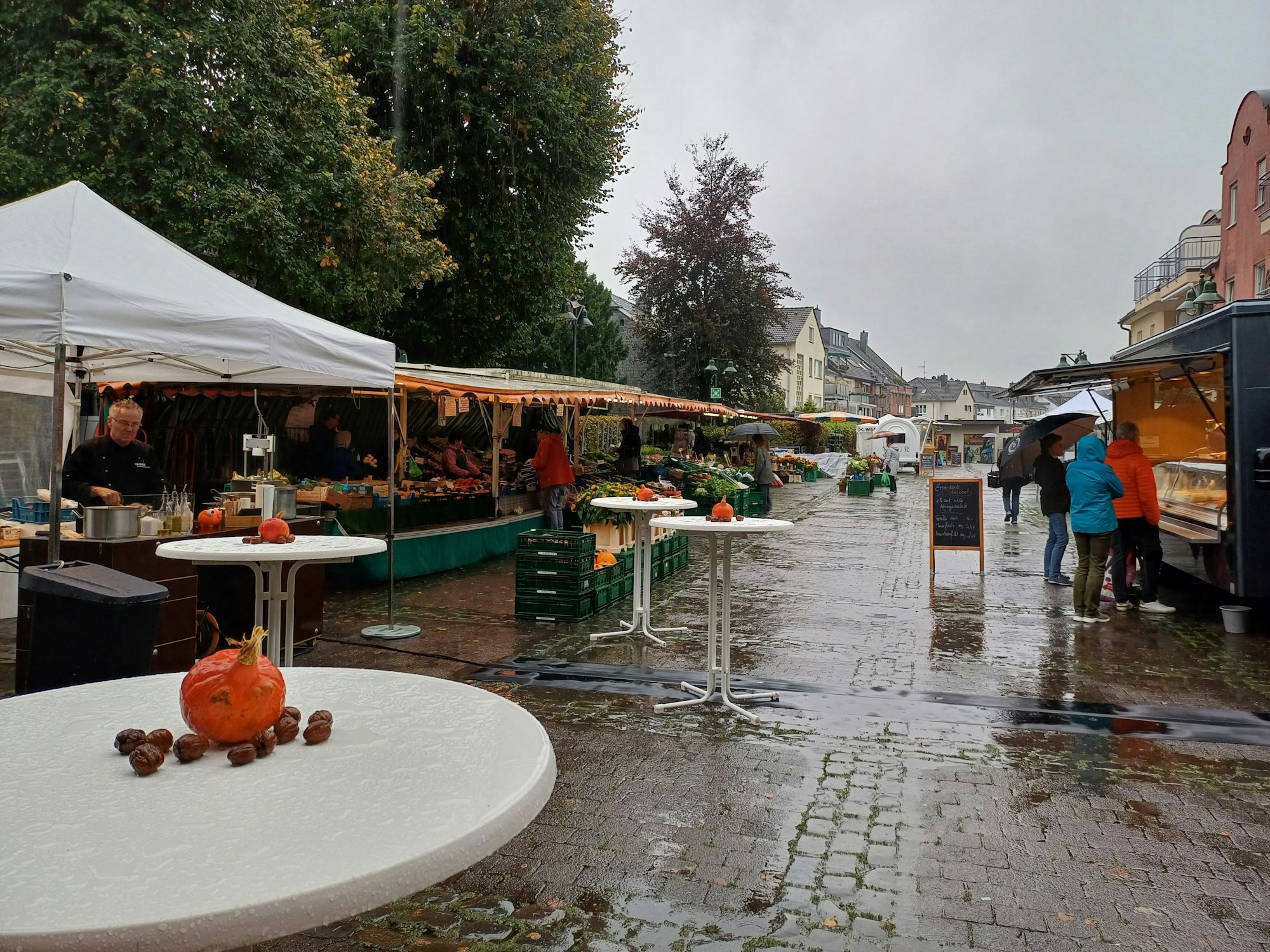 Schlebuscher Bauernmarkt am 19.10.2024 im Regen