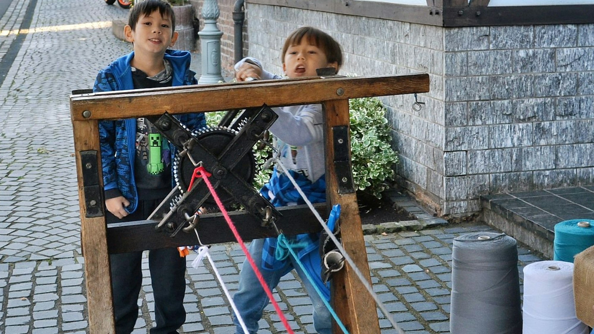 Zwei Kinder packen auf dem Kommerner Handwerkermarkt mit an.