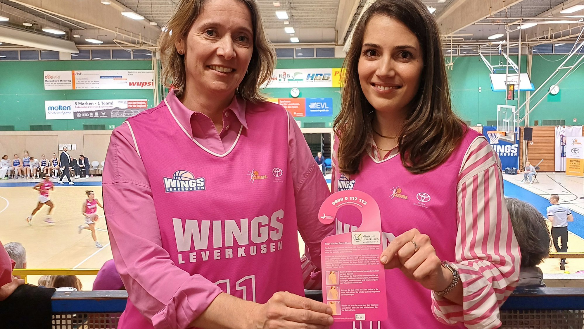 Ines Beyer und ihre Kollegin Mylene Thiel in pinken Trikots