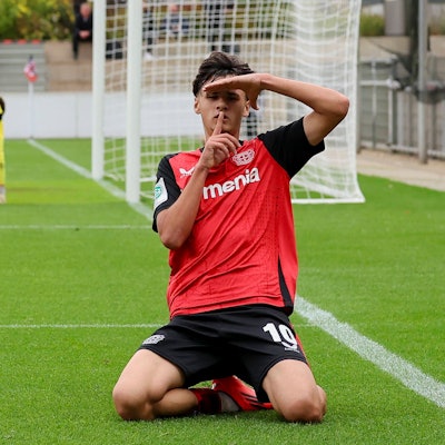 Kerim Alajbegovic Bayer 04 Leverkusen bejubelt seinen Treffer zum 2:0, UEFA Youth League 2024/25 League Phase MD2, Bayer 04 Leverkusen v AC Milan, Ulrich-Haberland-Stadion am 05. October 2024 in Leverkusen, Deutschland. Foto von Marco Steinbrenner/DeFodi Images Kerim Alajbegovic Bayer 04 Leverkusen celebrates after scoring his teams second goal, UEFA Youth League 2024/25 League Phase MD2, Bayer 04 Leverkusen v AC Milan, Ulrich-Haberland-Stadion, October 5, 2024 in Leverkusen, Germany. Photo by Marco Steinbrenner/DeFodi Images Defodi-700_lev_milan_u19_20241001_169 *** Kerim Alajbegovic Bayer 04 Leverkusen celebrates scoring his teams second goal, UEFA Youth League 2024 25 League Phase MD2, Bayer 04 Leverkusen v AC Milan, Ulrich Haberland Stadion, October 5, 2024 in Leverkusen, Germany Photo by Marco Steinbrenner DeFodi Images Kerim Alajbegovic Bayer 04 Leverkusen celebrates after scoring his teams second goal, UEFA Youth League 2024 25 League Phase MD2, Bayer 04 Leverkusen v AC Milan, Ulrich Haberland Stadion, October 5, 2024 in Leverkusen, Germany Photo by Marco Steinbrenner DeFodi Images Defodi 700 lev milan u19 20241001 169 Defodi-700