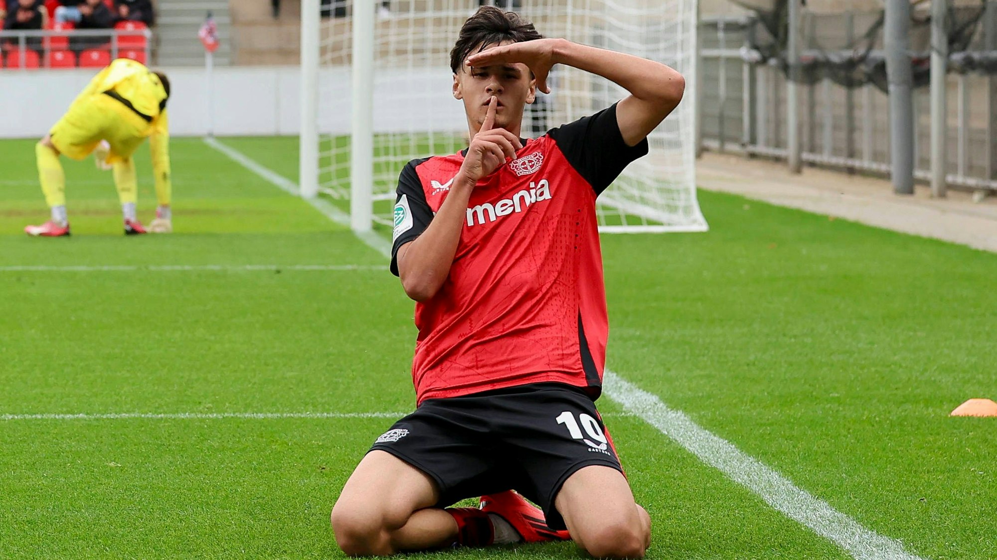 Kerim Alajbegovic Bayer 04 Leverkusen bejubelt seinen Treffer zum 2:0, UEFA Youth League 2024/25 League Phase MD2, Bayer 04 Leverkusen v AC Milan, Ulrich-Haberland-Stadion am 05. October 2024 in Leverkusen, Deutschland. Foto von Marco Steinbrenner/DeFodi Images Kerim Alajbegovic Bayer 04 Leverkusen celebrates after scoring his teams second goal, UEFA Youth League 2024/25 League Phase MD2, Bayer 04 Leverkusen v AC Milan, Ulrich-Haberland-Stadion, October 5, 2024 in Leverkusen, Germany. Photo by Marco Steinbrenner/DeFodi Images Defodi-700_lev_milan_u19_20241001_169 *** Kerim Alajbegovic Bayer 04 Leverkusen celebrates scoring his teams second goal, UEFA Youth League 2024 25 League Phase MD2, Bayer 04 Leverkusen v AC Milan, Ulrich Haberland Stadion, October 5, 2024 in Leverkusen, Germany Photo by Marco Steinbrenner DeFodi Images Kerim Alajbegovic Bayer 04 Leverkusen celebrates after scoring his teams second goal, UEFA Youth League 2024 25 League Phase MD2, Bayer 04 Leverkusen v AC Milan, Ulrich Haberland Stadion, October 5, 2024 in Leverkusen, Germany Photo by Marco Steinbrenner DeFodi Images Defodi 700 lev milan u19 20241001 169 Defodi-700