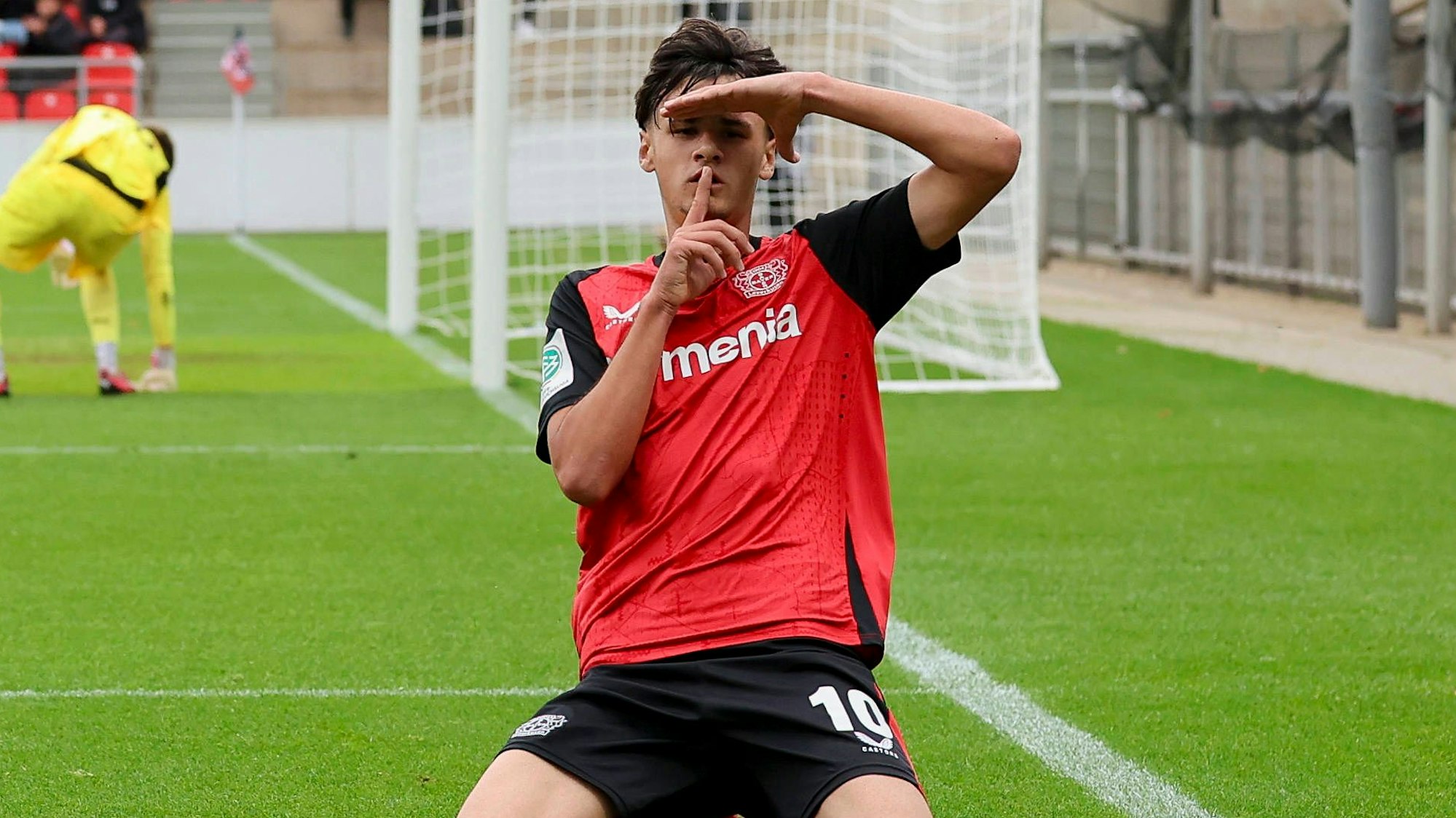 Kerim Alajbegovic Bayer 04 Leverkusen bejubelt seinen Treffer zum 2:0, UEFA Youth League 2024/25 League Phase MD2, Bayer 04 Leverkusen v AC Milan, Ulrich-Haberland-Stadion am 05. October 2024 in Leverkusen, Deutschland. Foto von Marco Steinbrenner/DeFodi Images Kerim Alajbegovic Bayer 04 Leverkusen celebrates after scoring his teams second goal, UEFA Youth League 2024/25 League Phase MD2, Bayer 04 Leverkusen v AC Milan, Ulrich-Haberland-Stadion, October 5, 2024 in Leverkusen, Germany. Photo by Marco Steinbrenner/DeFodi Images Defodi-700_lev_milan_u19_20241001_169 *** Kerim Alajbegovic Bayer 04 Leverkusen celebrates scoring his teams second goal, UEFA Youth League 2024 25 League Phase MD2, Bayer 04 Leverkusen v AC Milan, Ulrich Haberland Stadion, October 5, 2024 in Leverkusen, Germany Photo by Marco Steinbrenner DeFodi Images Kerim Alajbegovic Bayer 04 Leverkusen celebrates after scoring his teams second goal, UEFA Youth League 2024 25 League Phase MD2, Bayer 04 Leverkusen v AC Milan, Ulrich Haberland Stadion, October 5, 2024 in Leverkusen, Germany Photo by Marco Steinbrenner DeFodi Images Defodi 700 lev milan u19 20241001 169 Defodi-700