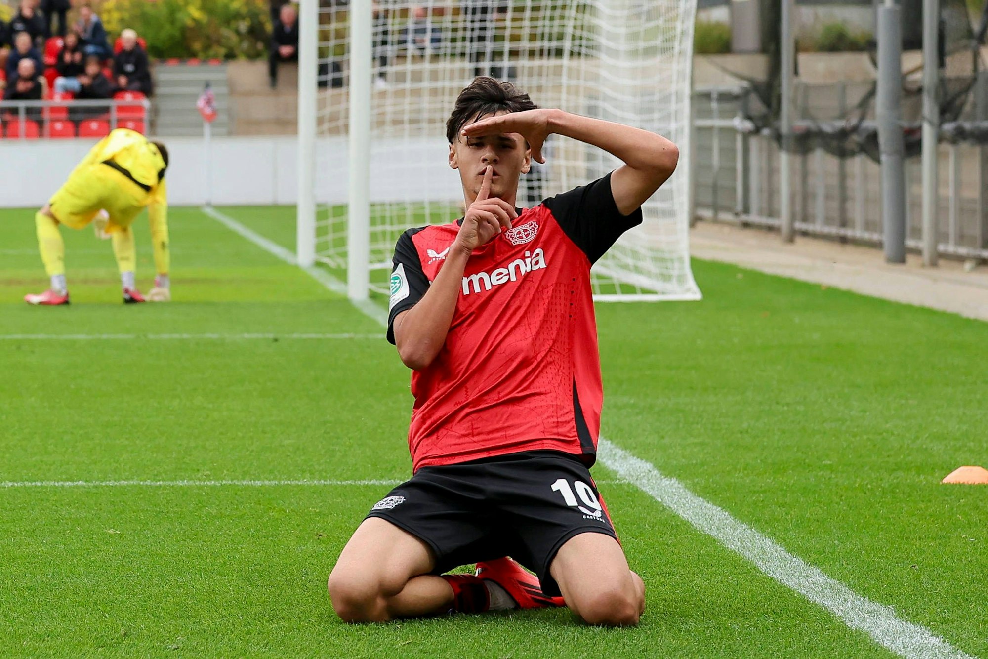 Kerim Alajbegovic Bayer 04 Leverkusen bejubelt seinen Treffer zum 2:0, UEFA Youth League 2024/25 League Phase MD2, Bayer 04 Leverkusen v AC Milan, Ulrich-Haberland-Stadion am 05. October 2024 in Leverkusen, Deutschland. Foto von Marco Steinbrenner/DeFodi Images Kerim Alajbegovic Bayer 04 Leverkusen celebrates after scoring his teams second goal, UEFA Youth League 2024/25 League Phase MD2, Bayer 04 Leverkusen v AC Milan, Ulrich-Haberland-Stadion, October 5, 2024 in Leverkusen, Germany. Photo by Marco Steinbrenner/DeFodi Images Defodi-700_lev_milan_u19_20241001_169 *** Kerim Alajbegovic Bayer 04 Leverkusen celebrates scoring his teams second goal, UEFA Youth League 2024 25 League Phase MD2, Bayer 04 Leverkusen v AC Milan, Ulrich Haberland Stadion, October 5, 2024 in Leverkusen, Germany Photo by Marco Steinbrenner DeFodi Images Kerim Alajbegovic Bayer 04 Leverkusen celebrates after scoring his teams second goal, UEFA Youth League 2024 25 League Phase MD2, Bayer 04 Leverkusen v AC Milan, Ulrich Haberland Stadion, October 5, 2024 in Leverkusen, Germany Photo by Marco Steinbrenner DeFodi Images Defodi 700 lev milan u19 20241001 169 Defodi-700