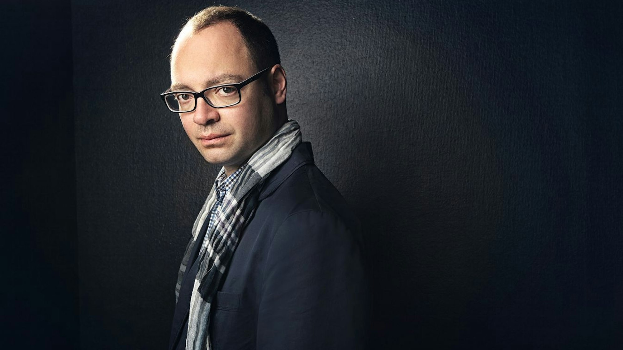 Alexander Melnikov schaut in die Kamera.