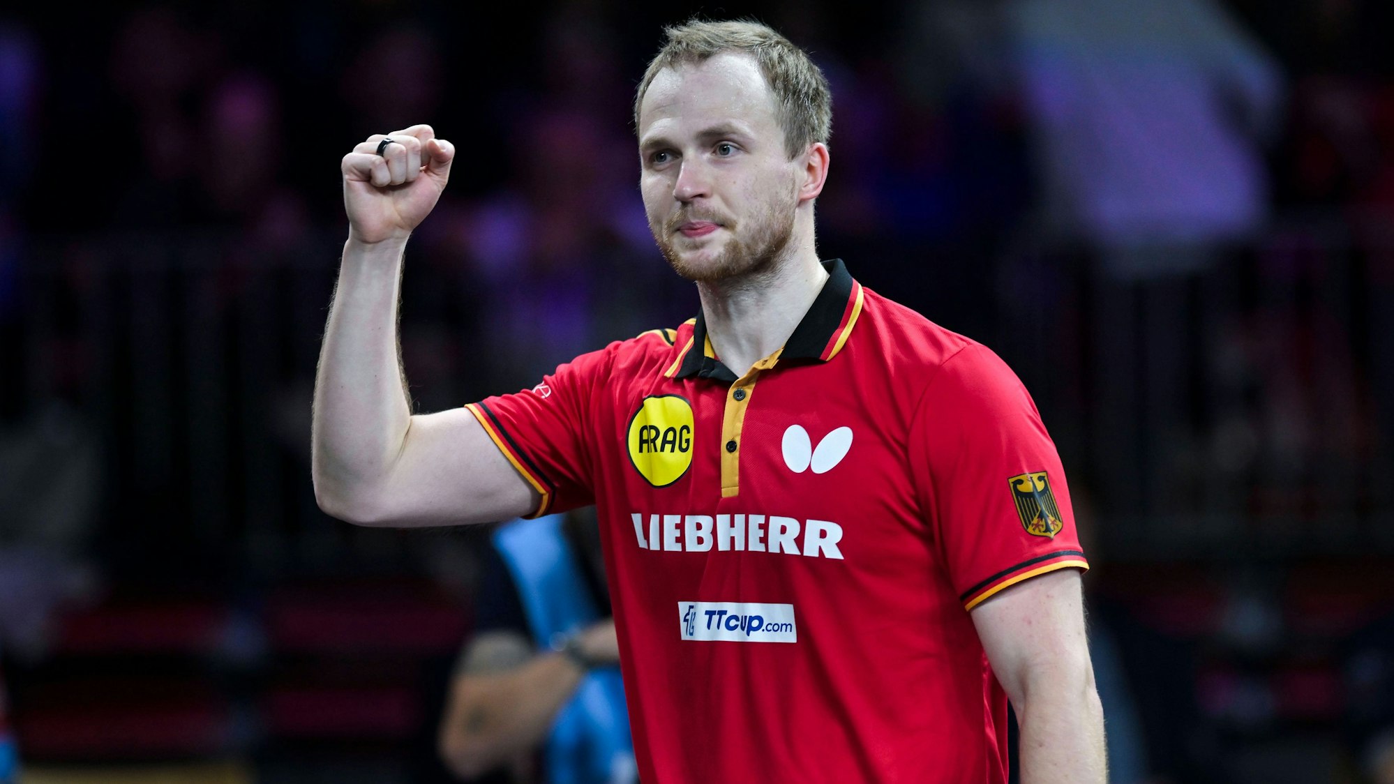 Tischtennis-Spieler Benedikt Duda reckt die Faust in die Höhe.