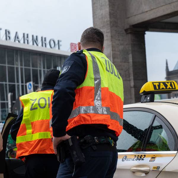 Der Zoll kontrolliert Taxifahrer auf Mindestlohn und Einhaltung der Arbeitszeit.