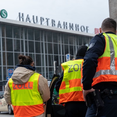 Der Zoll kontrolliert Taxifahrer auf Mindestlohn und Einhaltung der Arbeitszeit.