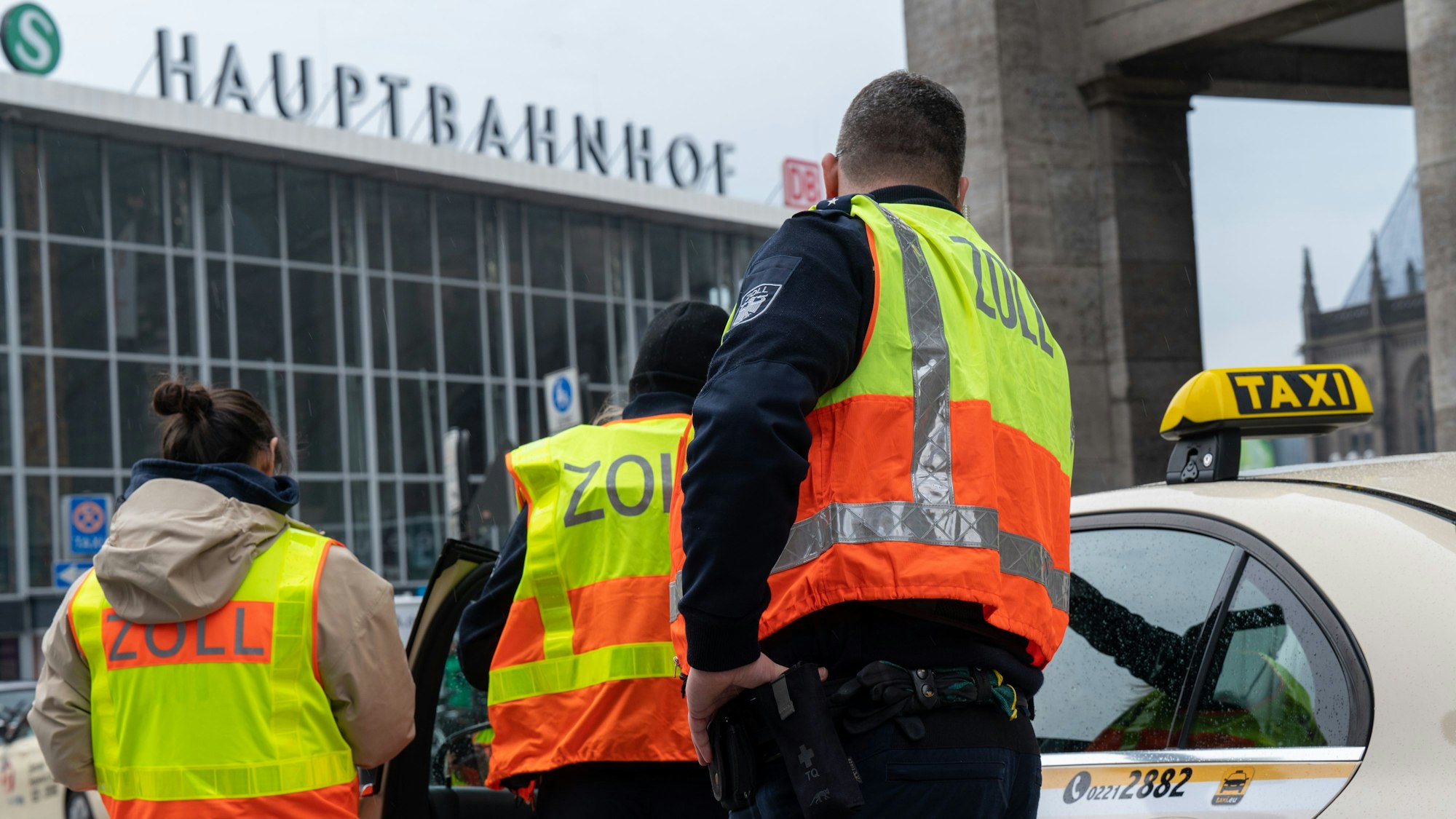 Der Zoll kontrolliert Taxifahrer auf Mindestlohn und Einhaltung der Arbeitszeit.