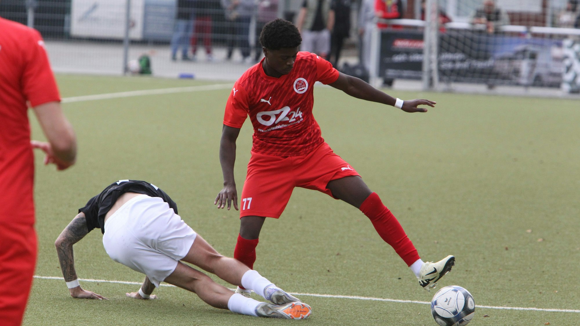 Der Niederkasseler Senyo Amouzou-Glipka (am Ball) umkurvt den Mondorfer Danny Matzdorf.