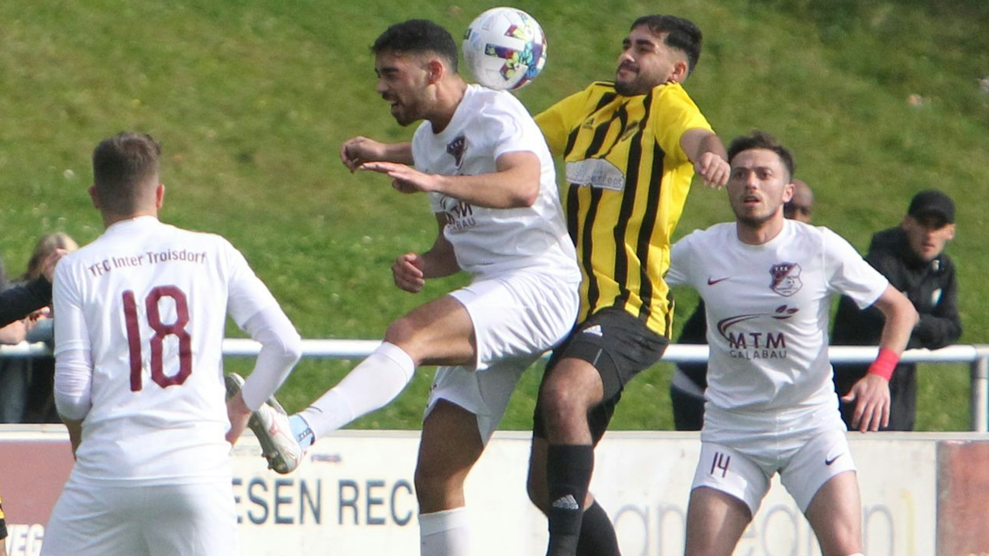 Augen zu und durch: Murat Ekizoglu (links) vom TFC Inter Troisdorf und Süleyman Lal vom 1. FC Spich II.