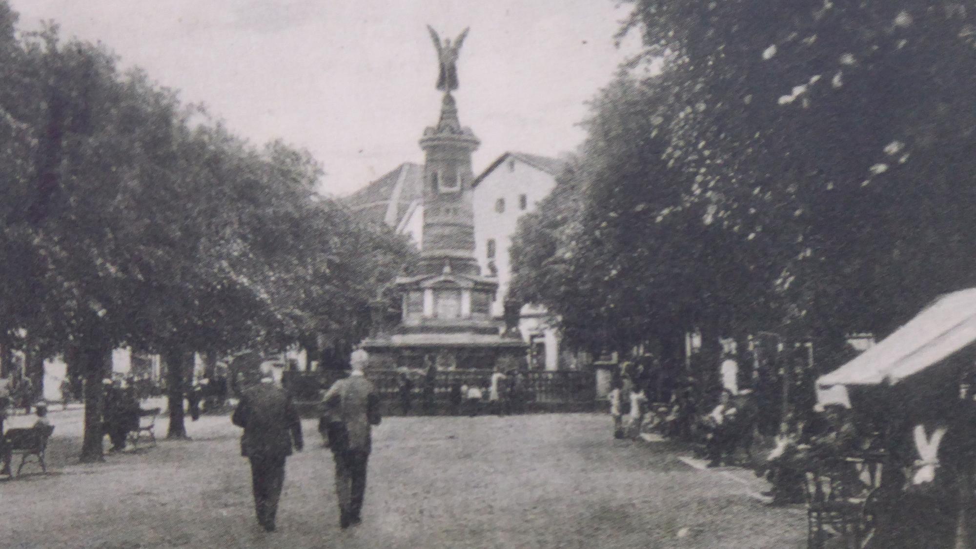 Eine alte Schwarzweiß-Aufnahme des Siegburger Marktplatzes mit Menschen und der Säule mit der Siegesgöttin.