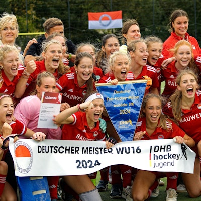 So sehen Champions aus: Die U-16-Spielerinnen des KTHC Rot-Weiss Köln bejubeln den Gewinn der Deutschen Meisterschaft.