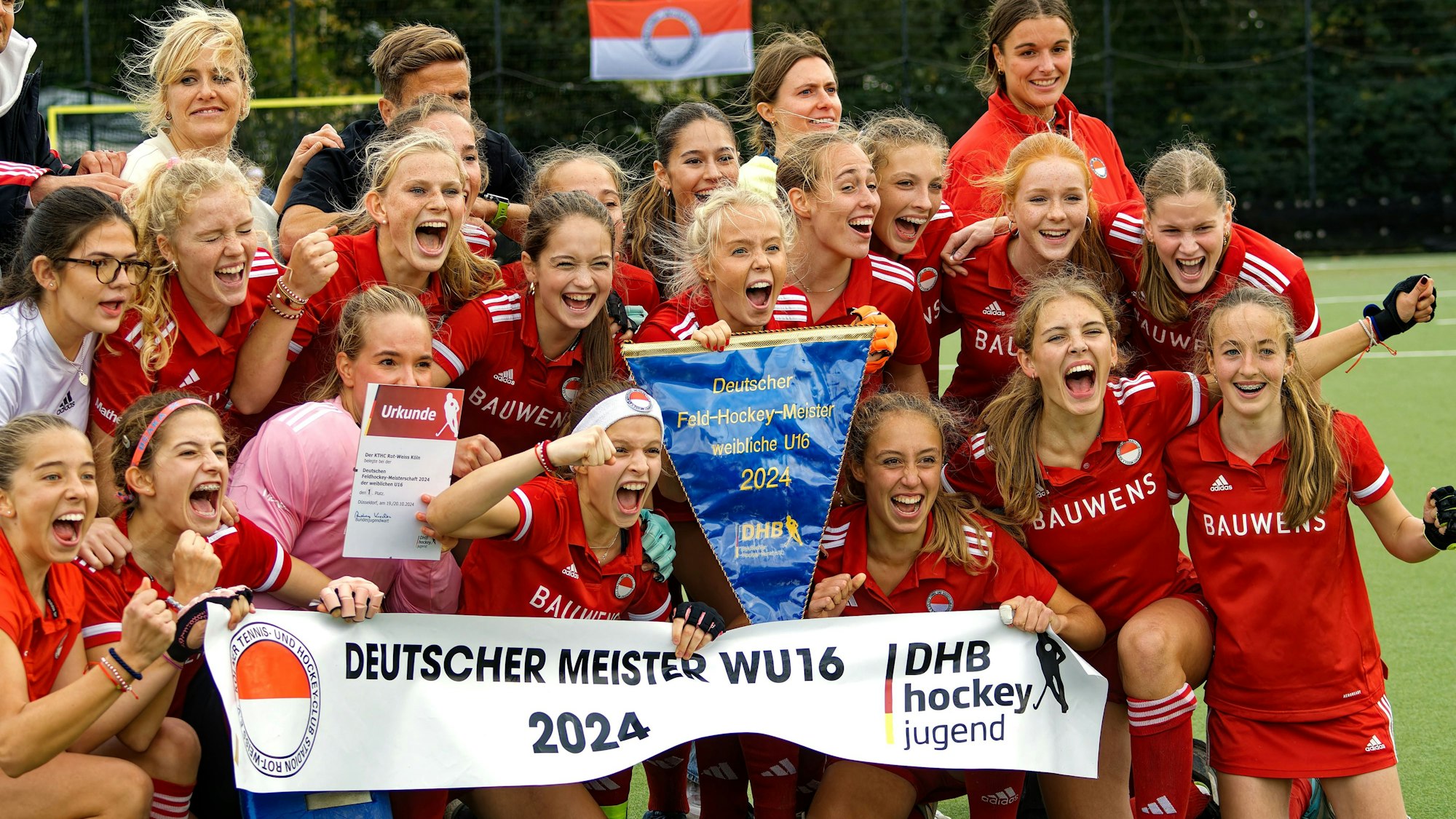 So sehen Champions aus: Die U-16-Spielerinnen des KTHC Rot-Weiss Köln bejubeln den Gewinn der Deutschen Meisterschaft.