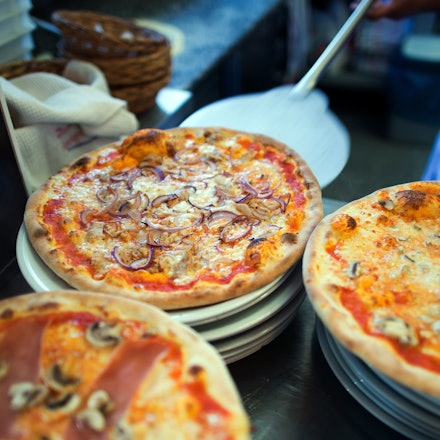 Mit einer Razzia hat die Polizei in Düsseldorf Drogenhandel in einer Pizzeria gestoppt. (Symbolbild)