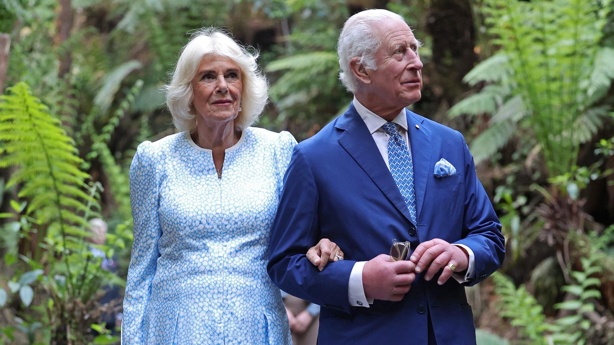 König Charles III. und Königin Camilla bei einem Rundgang durch die Australian National Botanic Gardens.