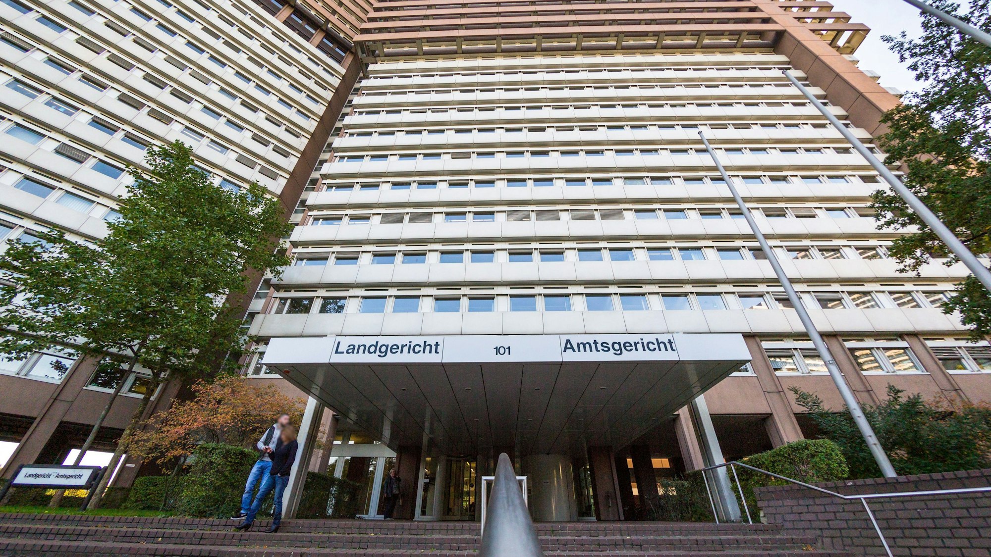 Zu sehen ist der Haupteingang zum Kölner Justizzentrum mit Amtsgericht und Landgericht an der Luxemburger Straße.
