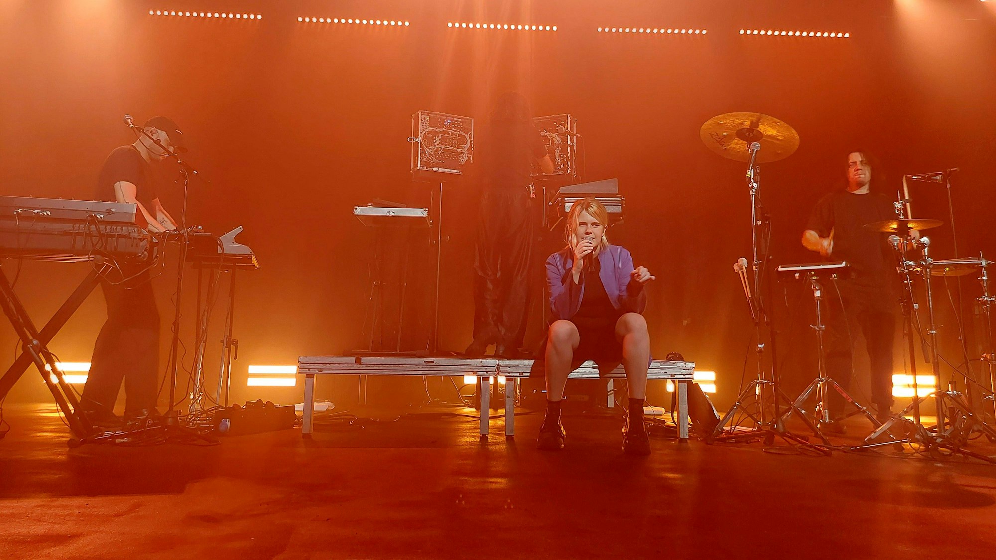 Zaho de Sagazan live bei einem Konzert in der Kantine.