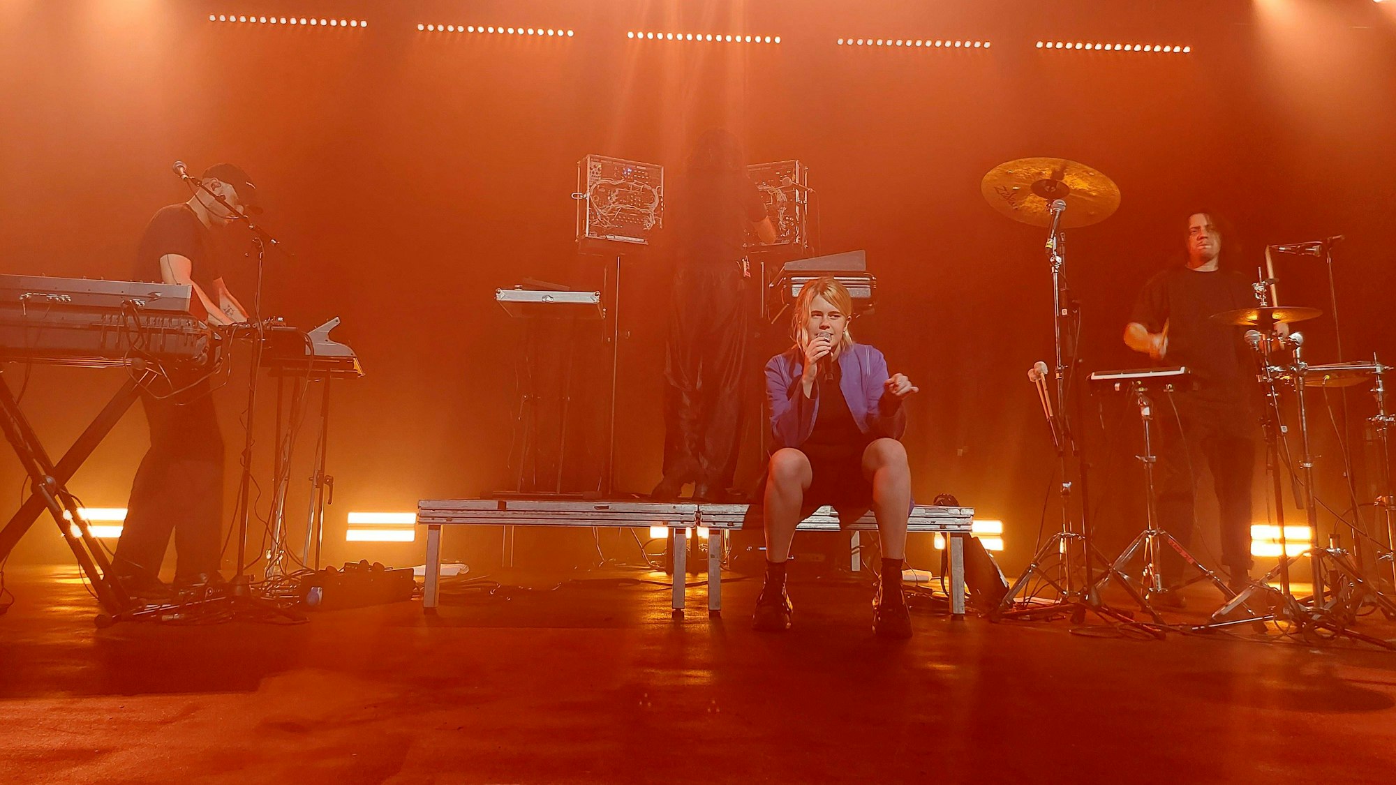 Zaho de Sagazan live bei einem Konzert in der Kantine.