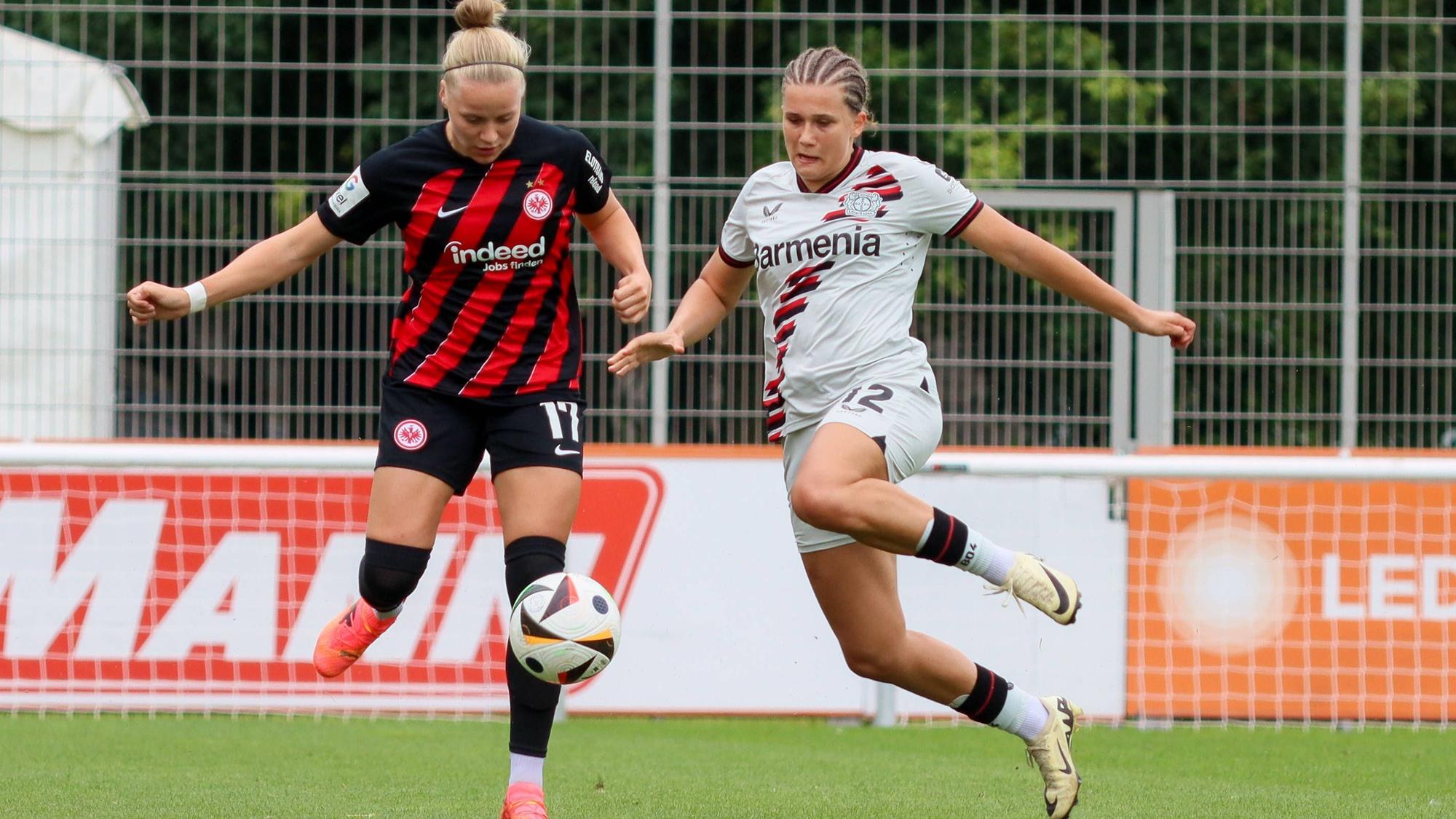 Köln, Deutschland 06. Juli 2024: Testspiel Frauen - 2024/2025 - Bayer Leverkusen vs. Eintracht Frankfurt Im Bild: v. li. im Zweikampf Pia-Sophie Wolter Eintracht Frankfurt und Julia Mickenhagen Bayer Leverkusen /// DFB regulations prohibit any use of photographs as image sequences and/or quasi-video /// Bayer Leistungszentrum Nordrhein Westfalen *** Cologne, Germany 06 July 2024 Test match Women 2024 2025 Bayer Leverkusen vs Eintracht Frankfurt In the picture from left in a duel Pia Sophie Wolter Eintracht Frankfurt and Julia Mickenhagen Bayer Leverkusen DFB regulations prohibit any use of photographs as image sequences and or quasi video Bayer Leistungszentrum Nordrhein Westfalen Copyright: xFotostandx/xFantinix