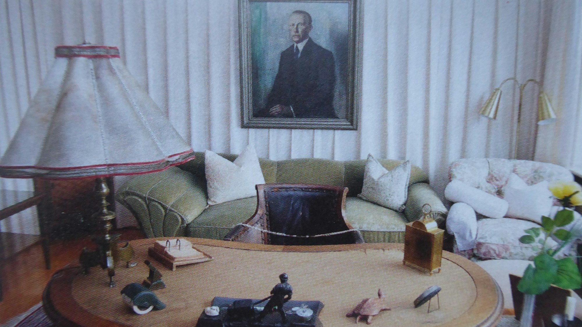 Blick in das Arbeitszimmer des ersten Bundeskanzlers Konrad
Adenauer mit einem Schreibtisch im Vordergrund und einem Sofa, einem Sessel und einem Porträtbild im Hintergrund.