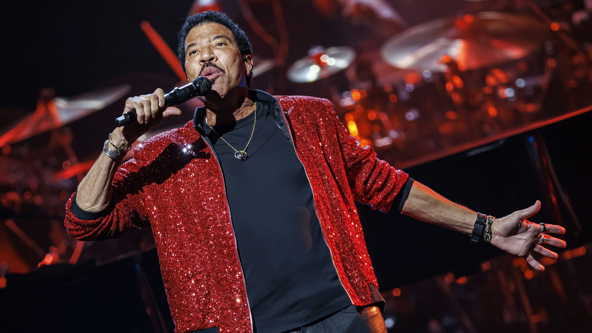 Lionel Richie singt auf der Bühne