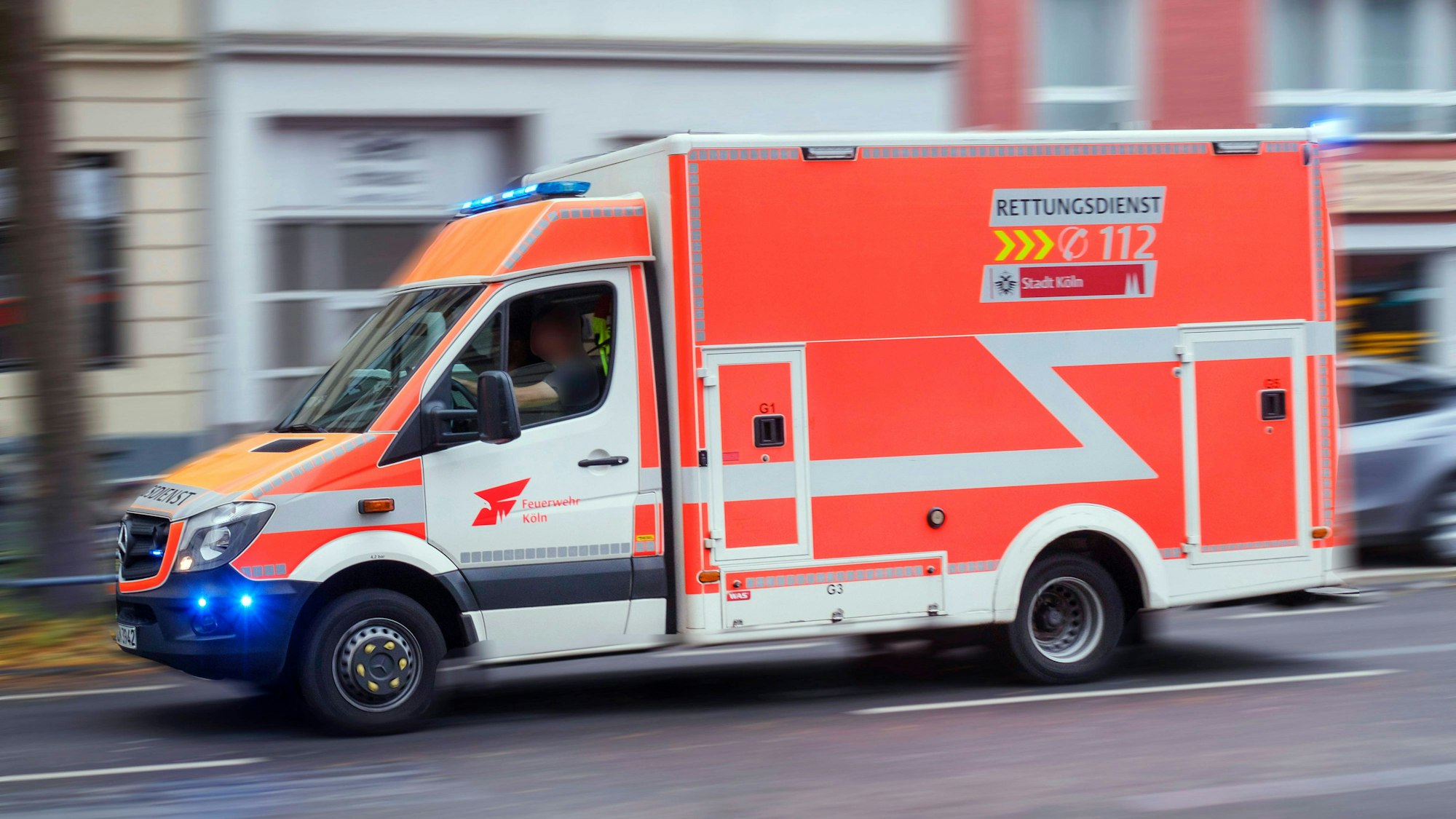 Krankenwagen im Einsatz *** Ambulance in action Nordrhein-Westfalen Deutschland, Germany GMS17841