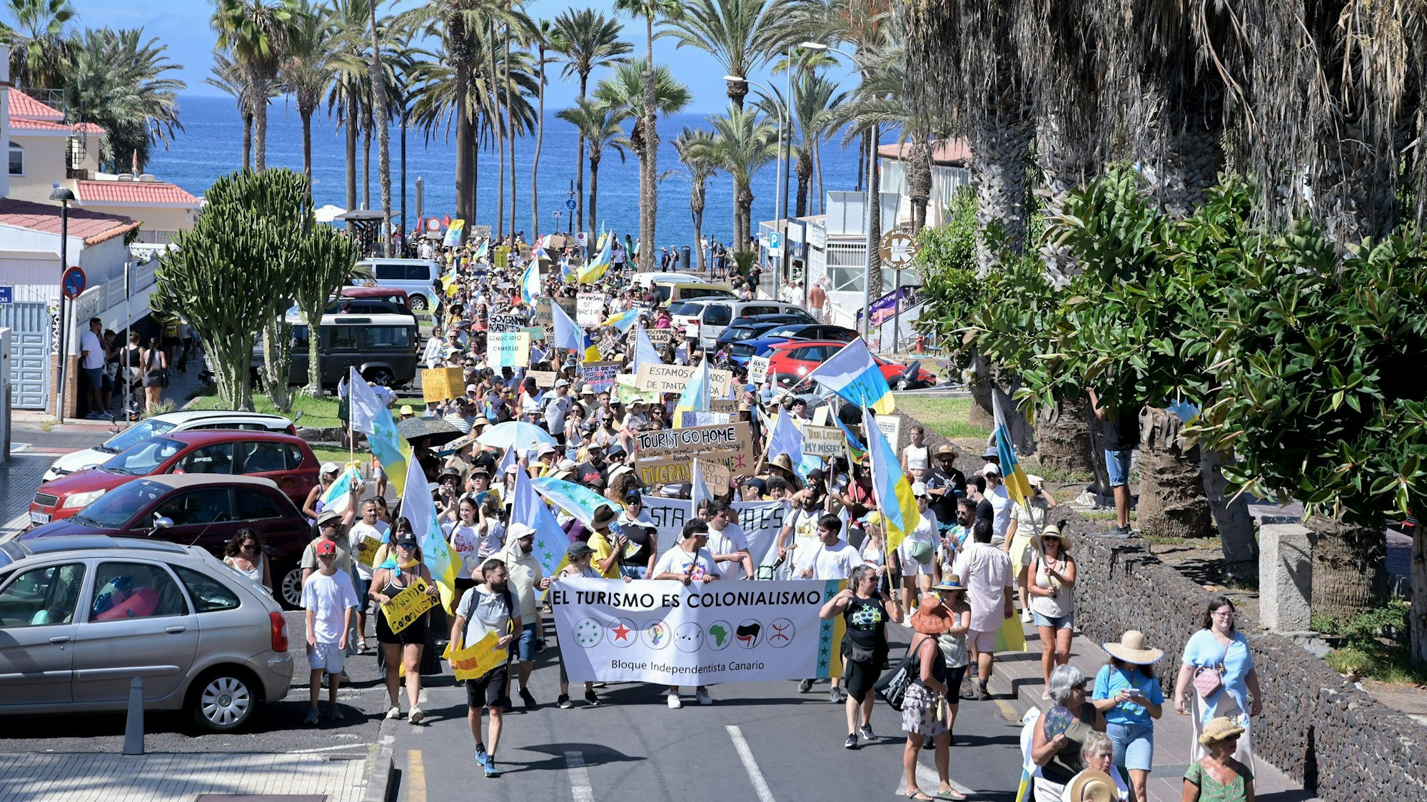 20.10.2024, Spanien, Arona: Zahlreiche Menschen nehmen an einer Demonstration gegen das Tourismus- und Entwicklungsmodell der Kanarischen Inseln teil.