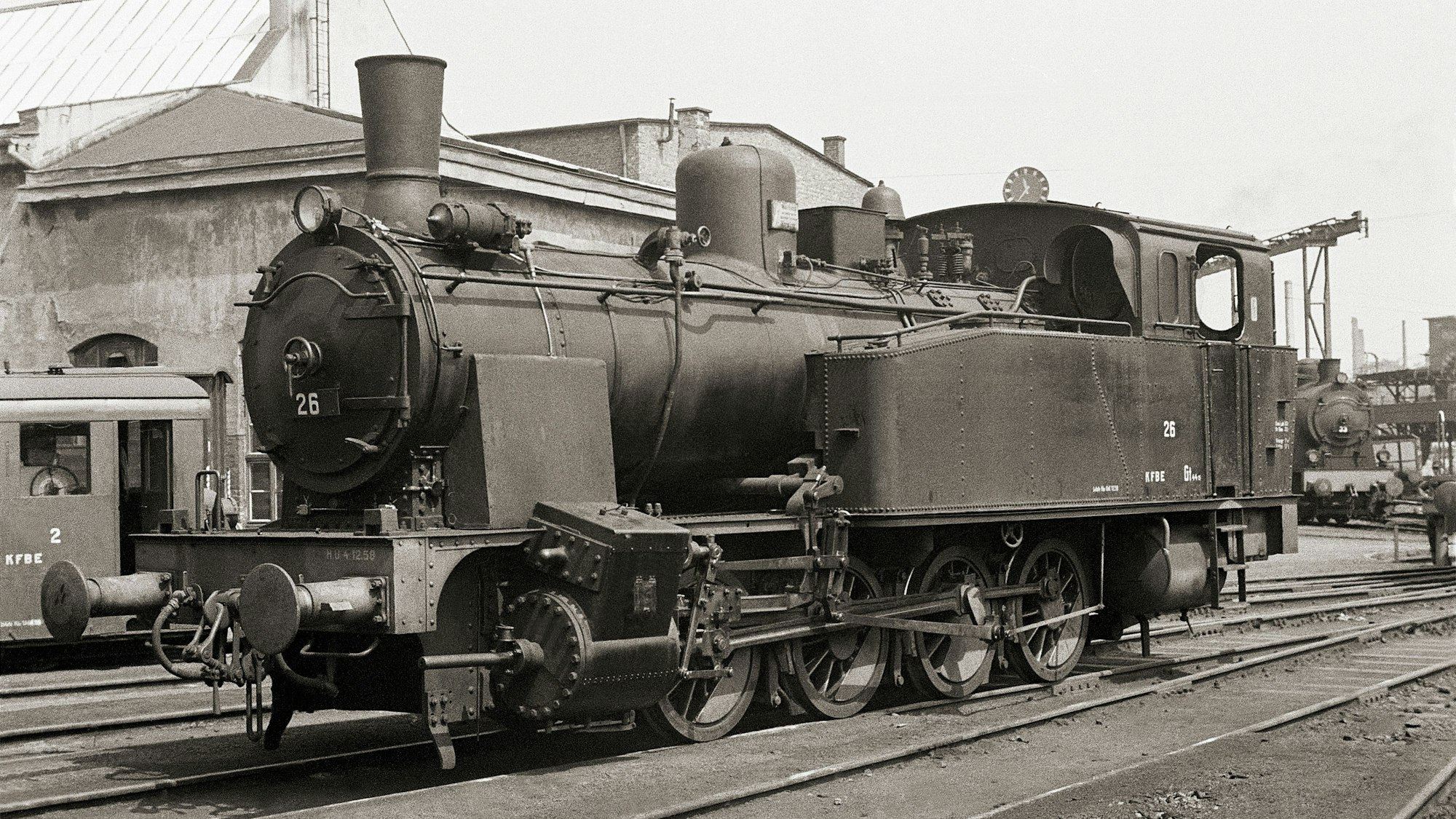 Die Dampflok 26 im Betriebswerk Frechen, im Hintergrund die Lok 33 und V2.