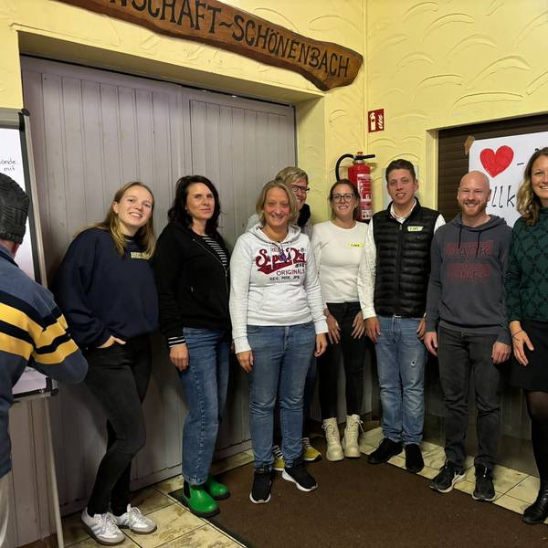 Unter der Leitung von Elisabeth Weißner (links) und Julia Wäger (rechts) von der Projektagentur Oberberg fand in Waldbröl-Schönenbach ein Workshop zur Sanierung des Dorfgemeinschaftshauses statt. Hier posiert die ganze Gruppe vor der Küche des Hauses.