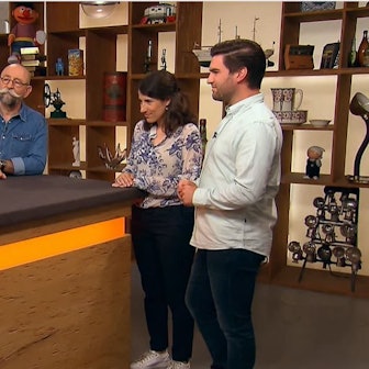 Julian Warmuth (v.r.) und Mona Blauen aus Köln mit Moderator Horst Lichter bei der „Bares für Rares“-Expertise von Sven Deutschmanek.