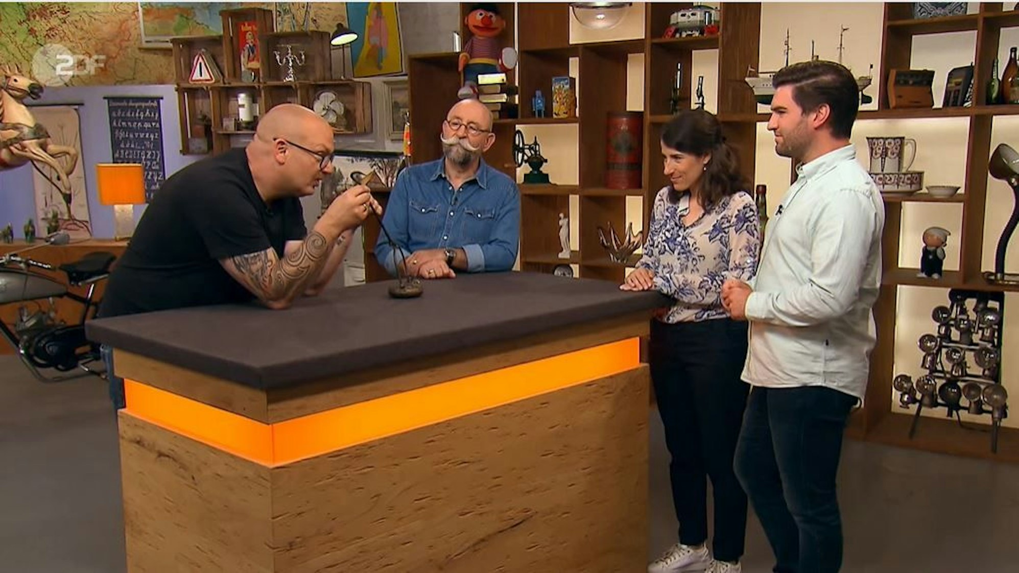 Julian Warmuth (v.r.) und Mona Blauen aus Köln mit Moderator Horst Lichter bei der „Bares für Rares“-Expertise von Sven Deutschmanek.