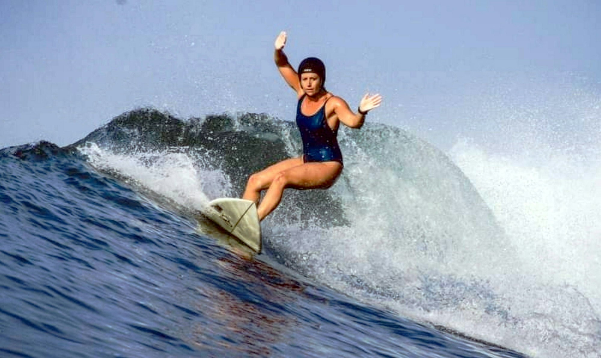 Giulia Manfrini beim Wellenreiten.