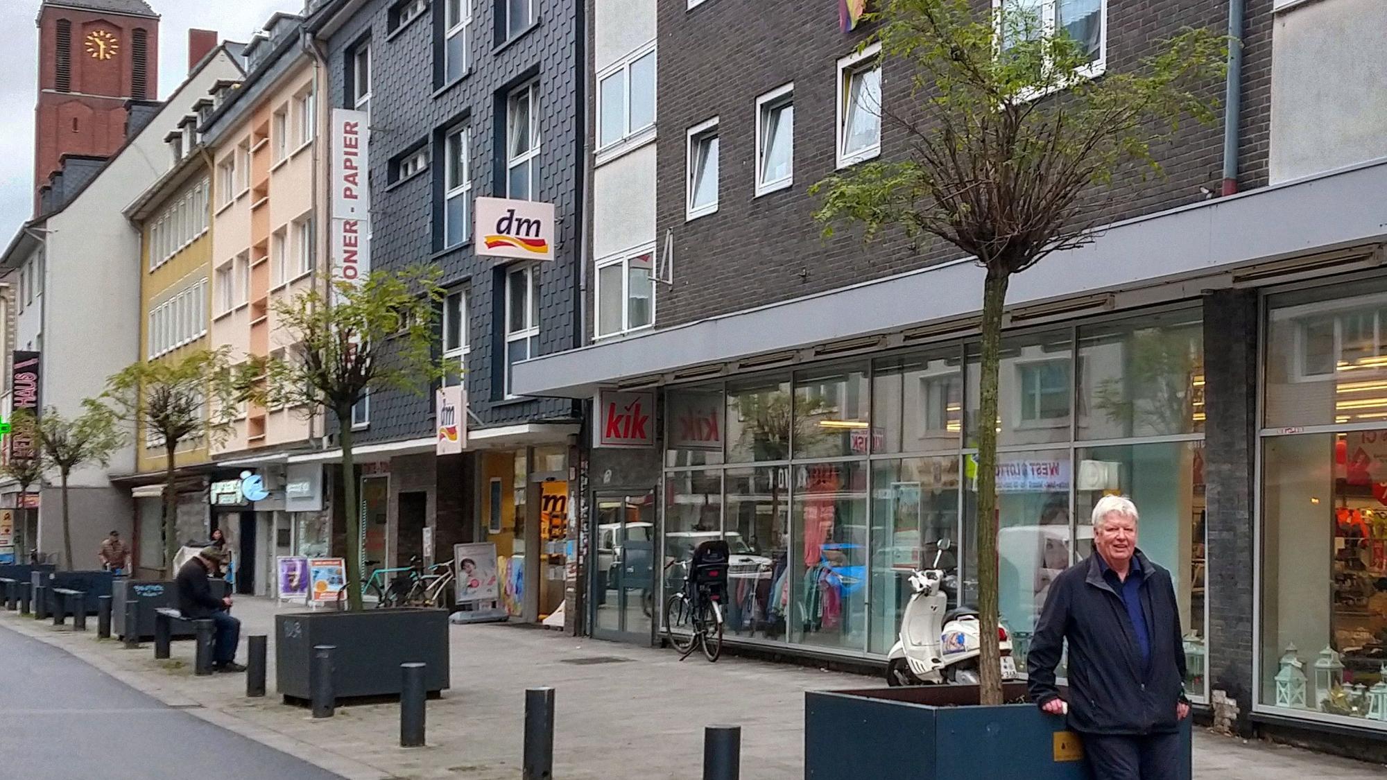Karl-Heinz Walter, Vorsitzender der Interessengemeinschaft Severinsviertel, sucht Sponsoren für neue Bäume auf der Severinstraße und Baumpaten.
