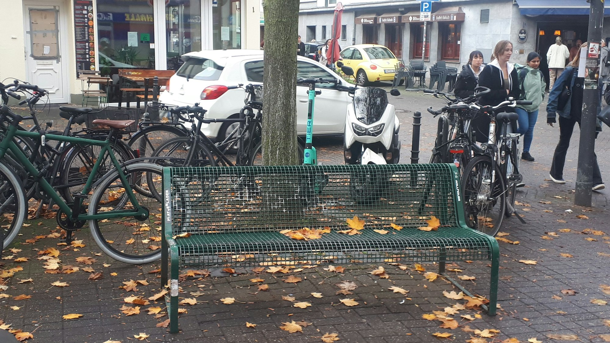 Nur wenige Bänke zum Ausruhen gibt es entlang der Neusser Straße.