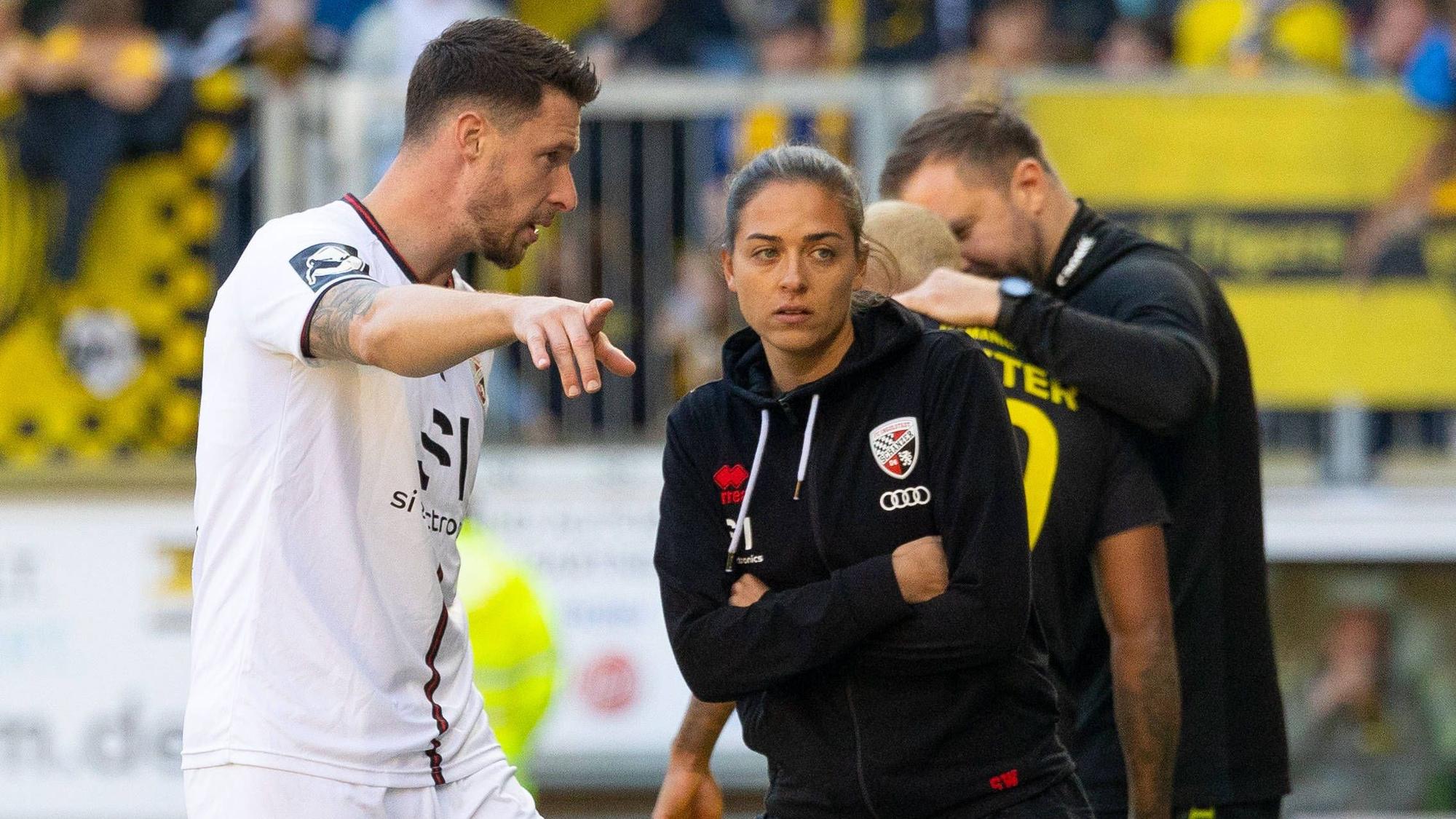 Ingolstadt-Trainerin Sabrina Wittmann gibt Ryan Malone Anweisungen.