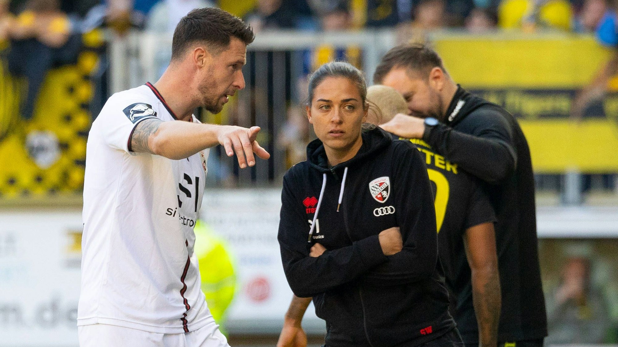 Ingolstadt-Trainerin Sabrina Wittmann gibt Ryan Malone Anweisungen.