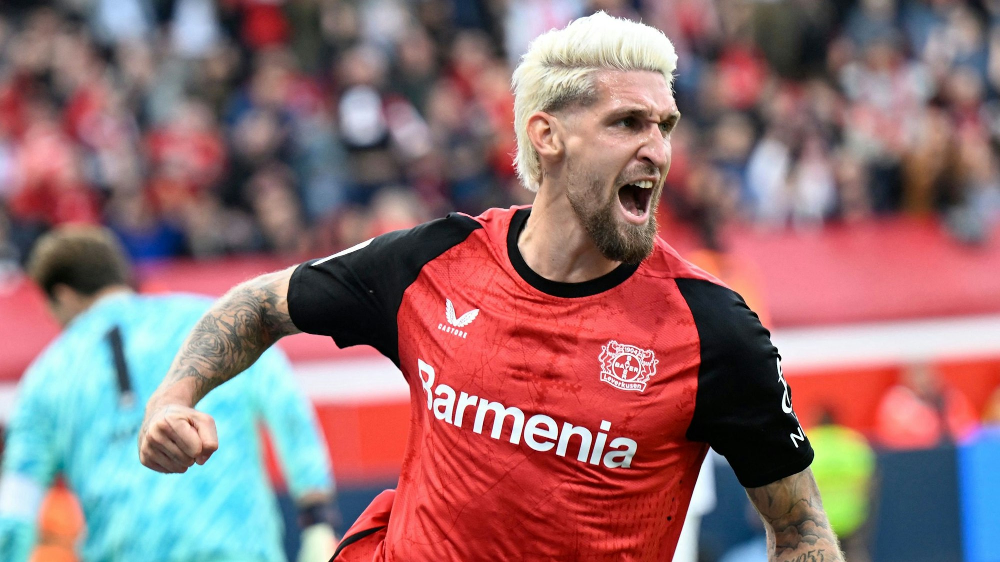 Bayer Leverkusen's German midfielder #08 Robert Andrich celebrates scoring during the German first division Bundesliga football match between XBayer Leverkusen and Eintracht Frankfurt in Leverkusen on October 19, 2024. (Photo by INA FASSBENDER / AFP) / DFL REGULATIONS PROHIBIT ANY USE OF PHOTOGRAPHS AS IMAGE SEQUENCES AND/OR QUASI-VIDEO