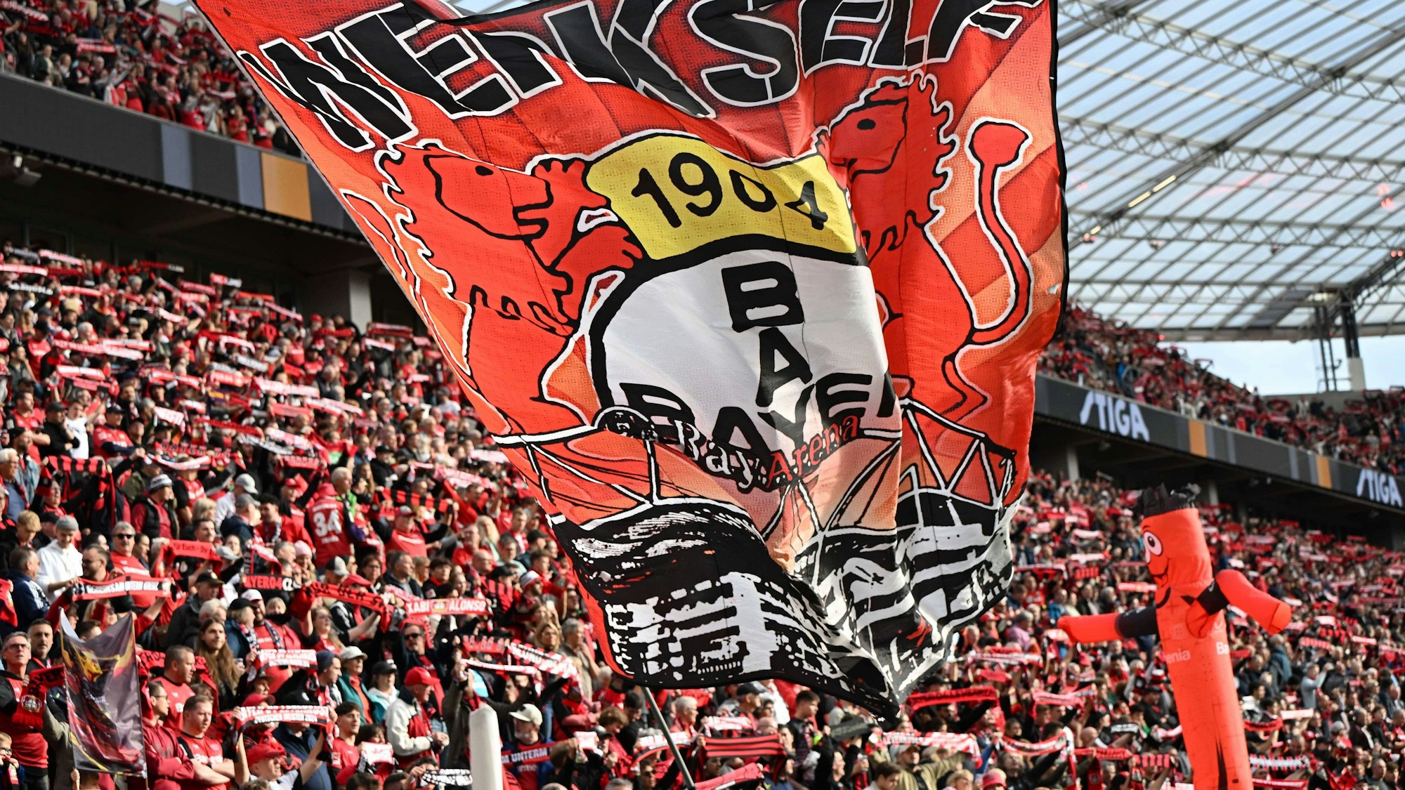 Fans von Bayer 04 Leverkusen beim Spiel gegen Eintracht Frankfurt am 19. Oktober, 2024.