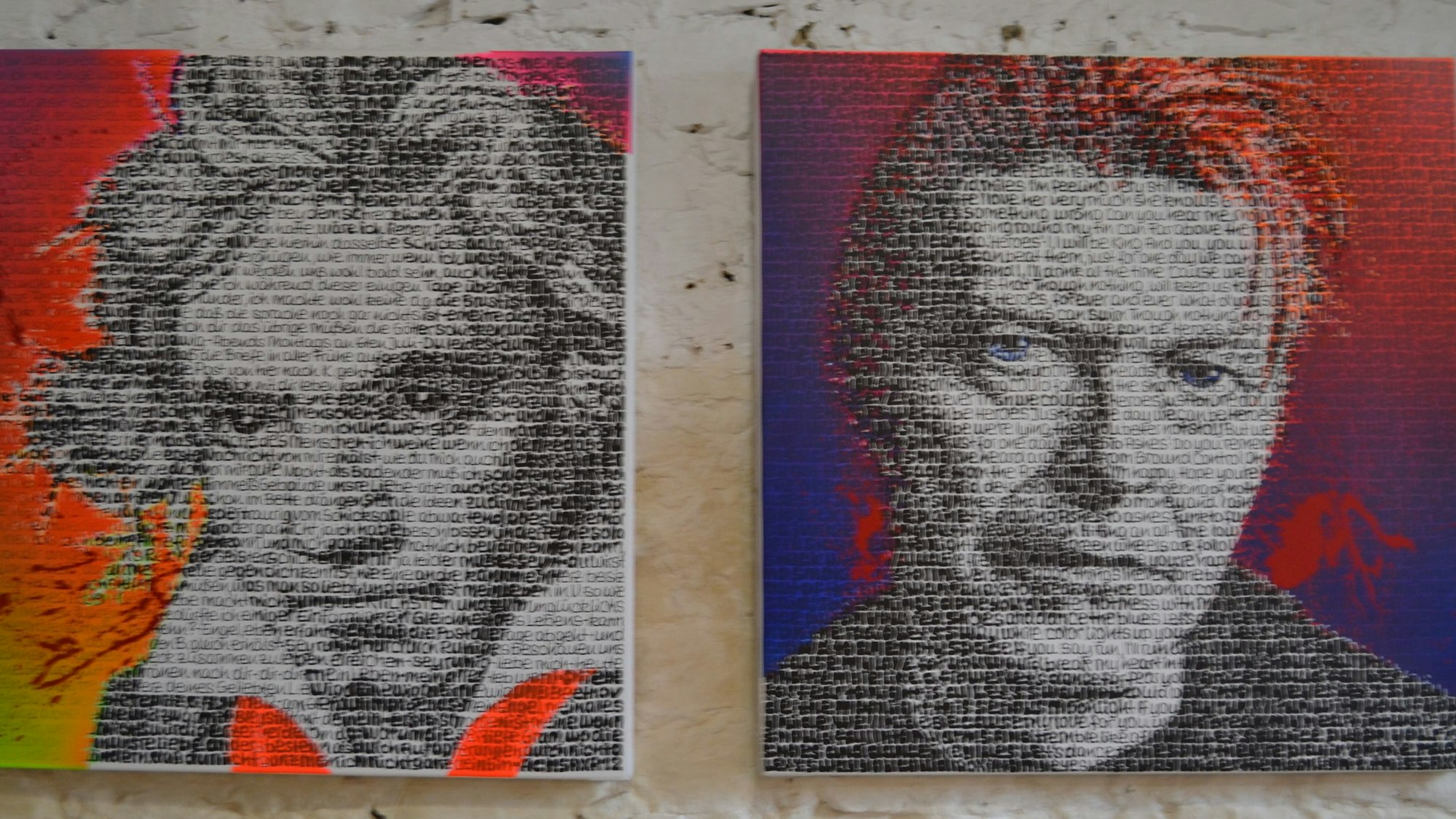 Zwei gleich große Porträtbilder von Ludwig van Beethoven und David Bowie hängen nebeneinander.