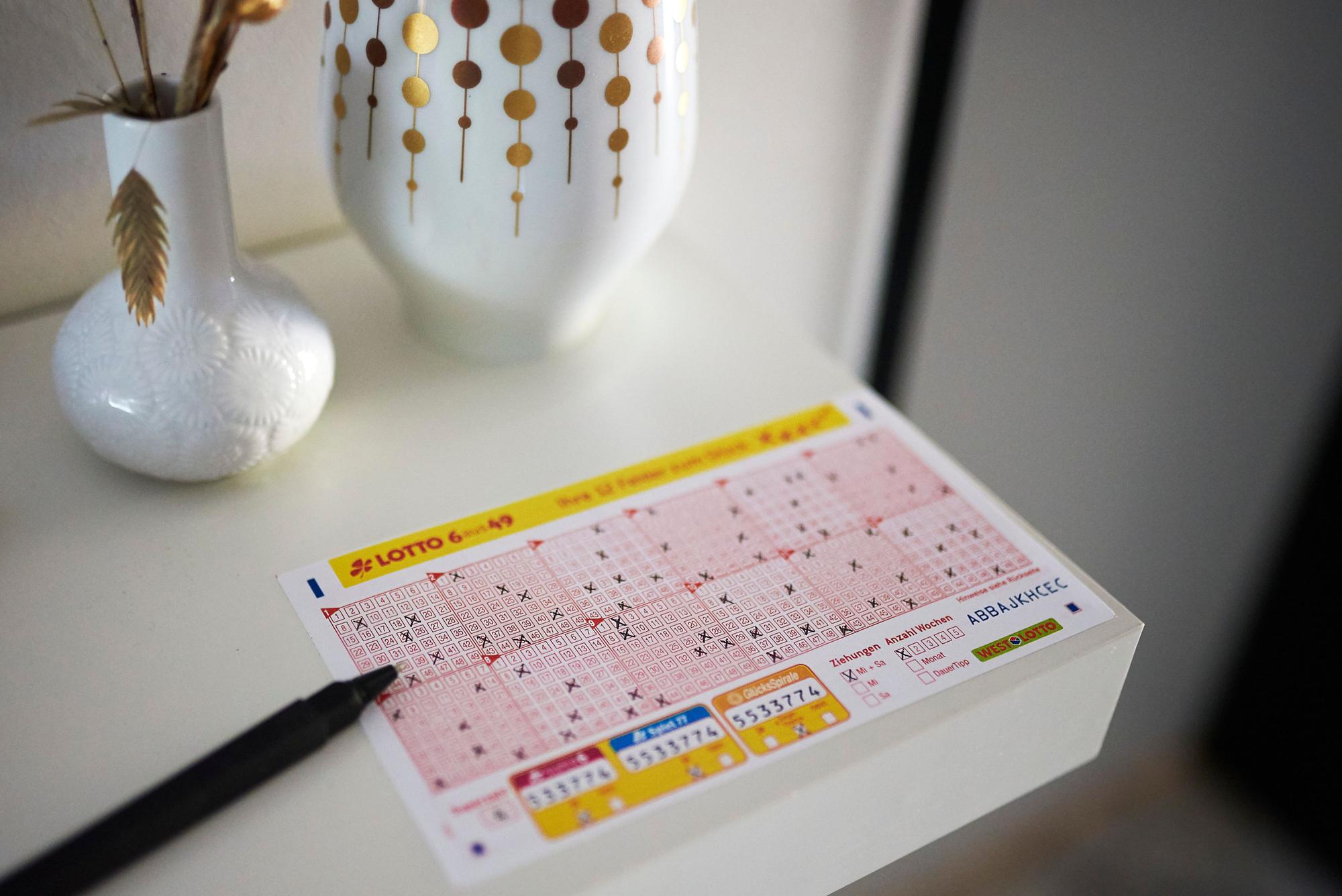 Ein Lottospieler aus dem Raum Mülheim ist am 19. Oktober zum zweifachen Millionär geworden. Bundesweit war er der einzige Spielteilnehmer, der den zweiten Rang von LOTTO 6aus49 getroffen hat. Es ist der 37. WestLotto-Millionengewinn des Jahres.