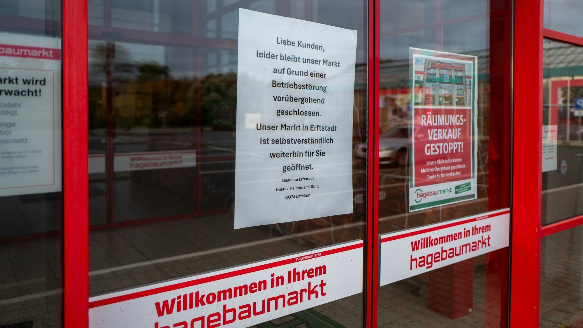 Das Bild zeigt die geschlossene Eingangstür am Hagebau in Euskirchen.