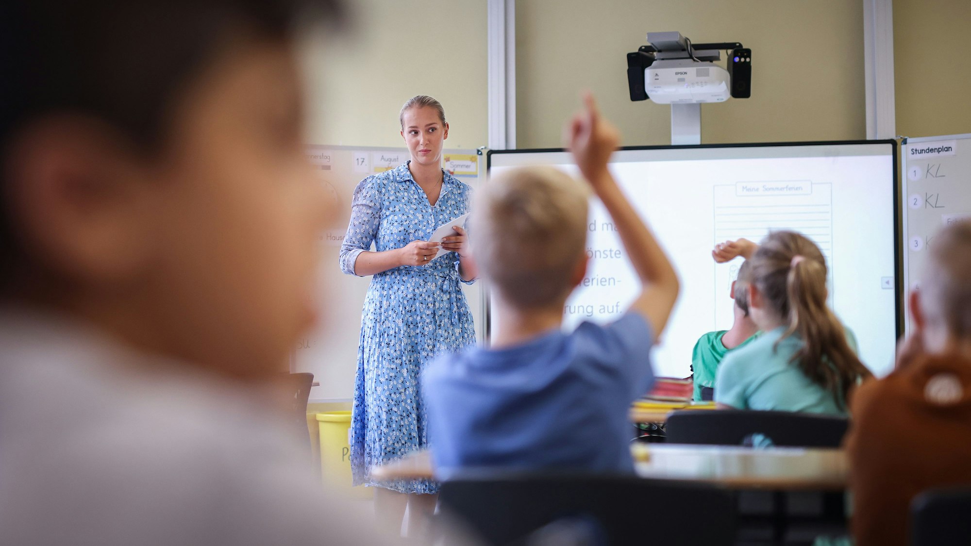 Die Pädagogin Katharina Frömming unterrichtet eine dritte Klasse in der Grundschule «Am Lindenhof». In Sachsen-Anhalt beginnt an diesem Donnerstag das neue Schuljahr. +++ dpa-Bildfunk +++