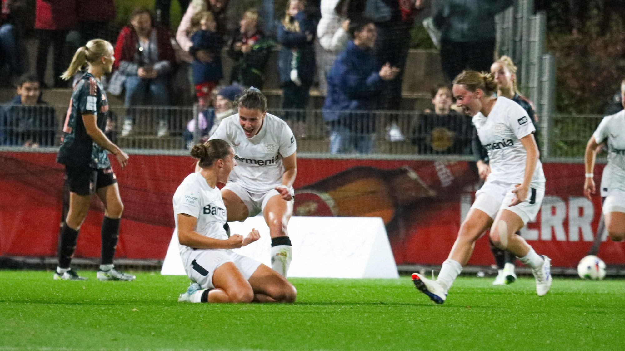 Großer Jubel nach Julia Mickenhagens erstem Bundesliga-Treffer