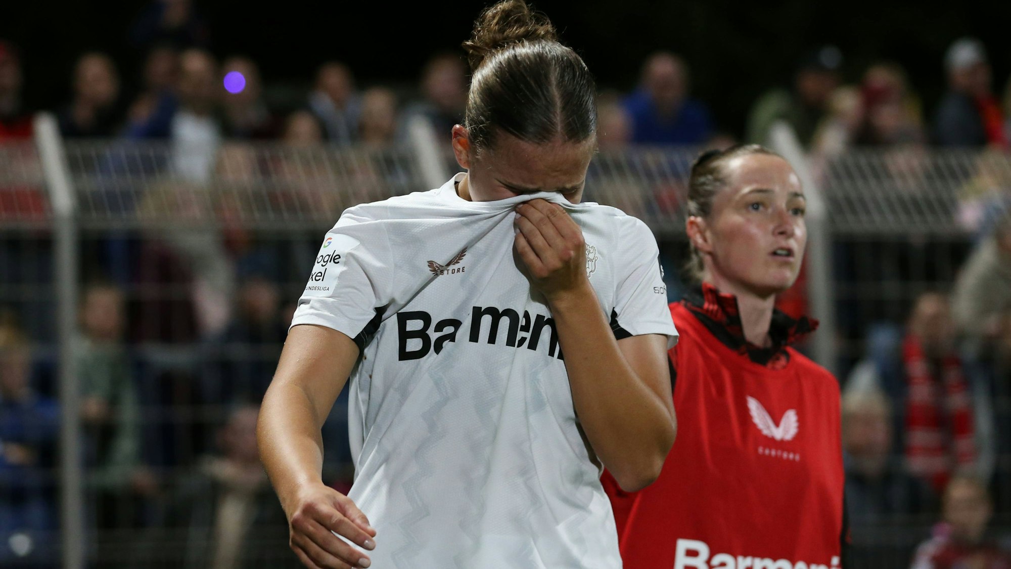 Leverkusens Julia Mickenhagen weint nach ihrem Platzverweis.
