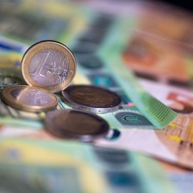 Geldscheine mit dem Wert von 100 und 50 Euro und Münzen liegen auf einem Tisch.