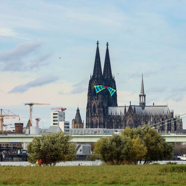 Köln im Oktober: Die Poller Wiesen im Herbst mit Drachen vor dem Dom. (Archivbild)