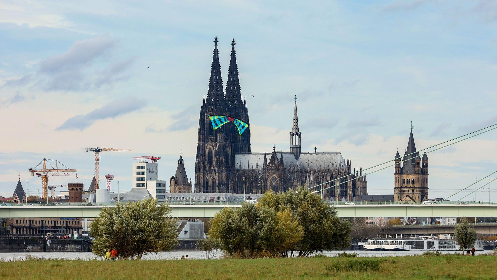 Köln im Oktober: Die Poller Wiesen im Herbst mit Drachen vor dem Dom. (Archivbild)