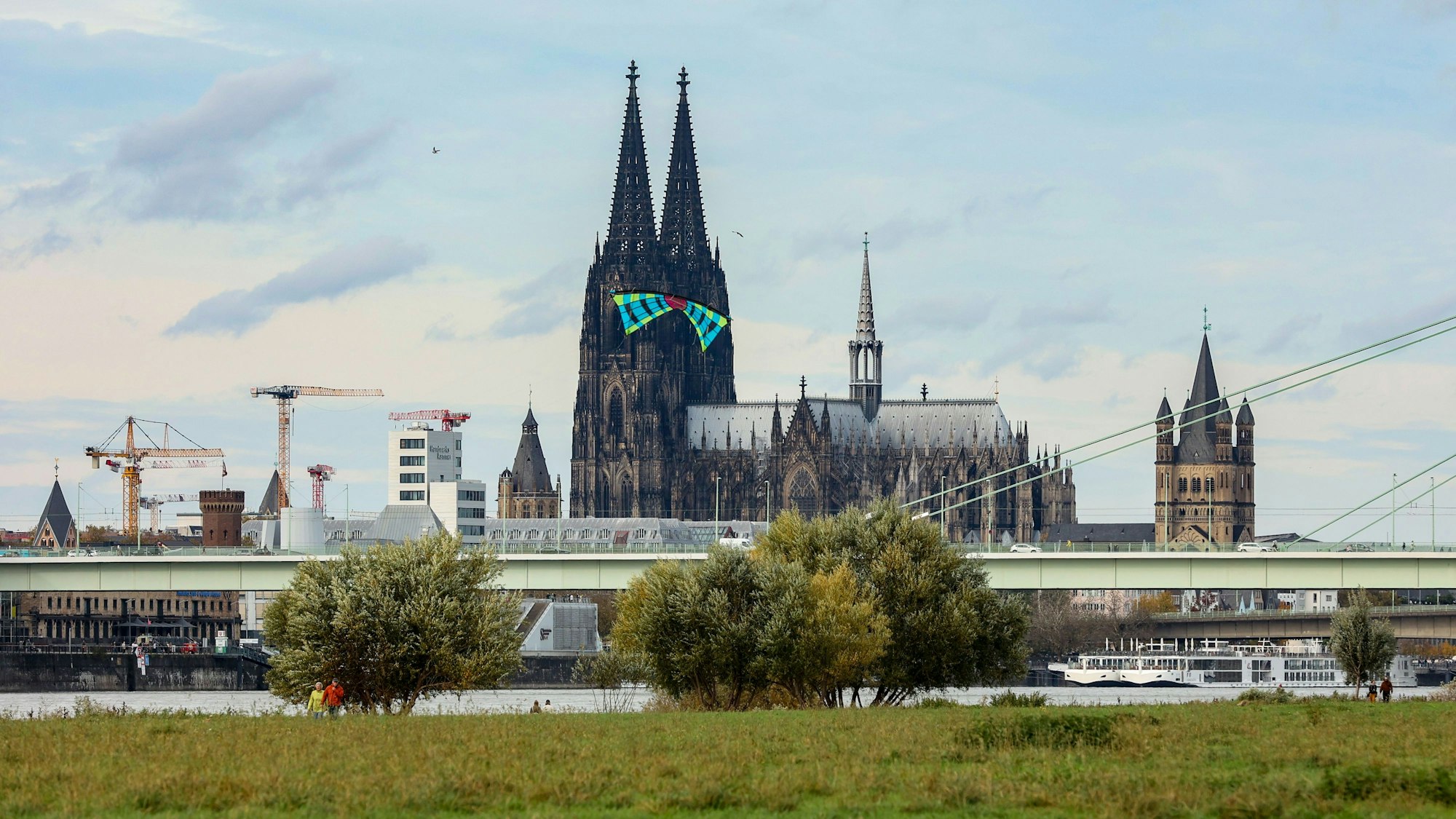 Poller Wiesen im Herbst
mit Drachen vor dem Dom. (Archivbild)