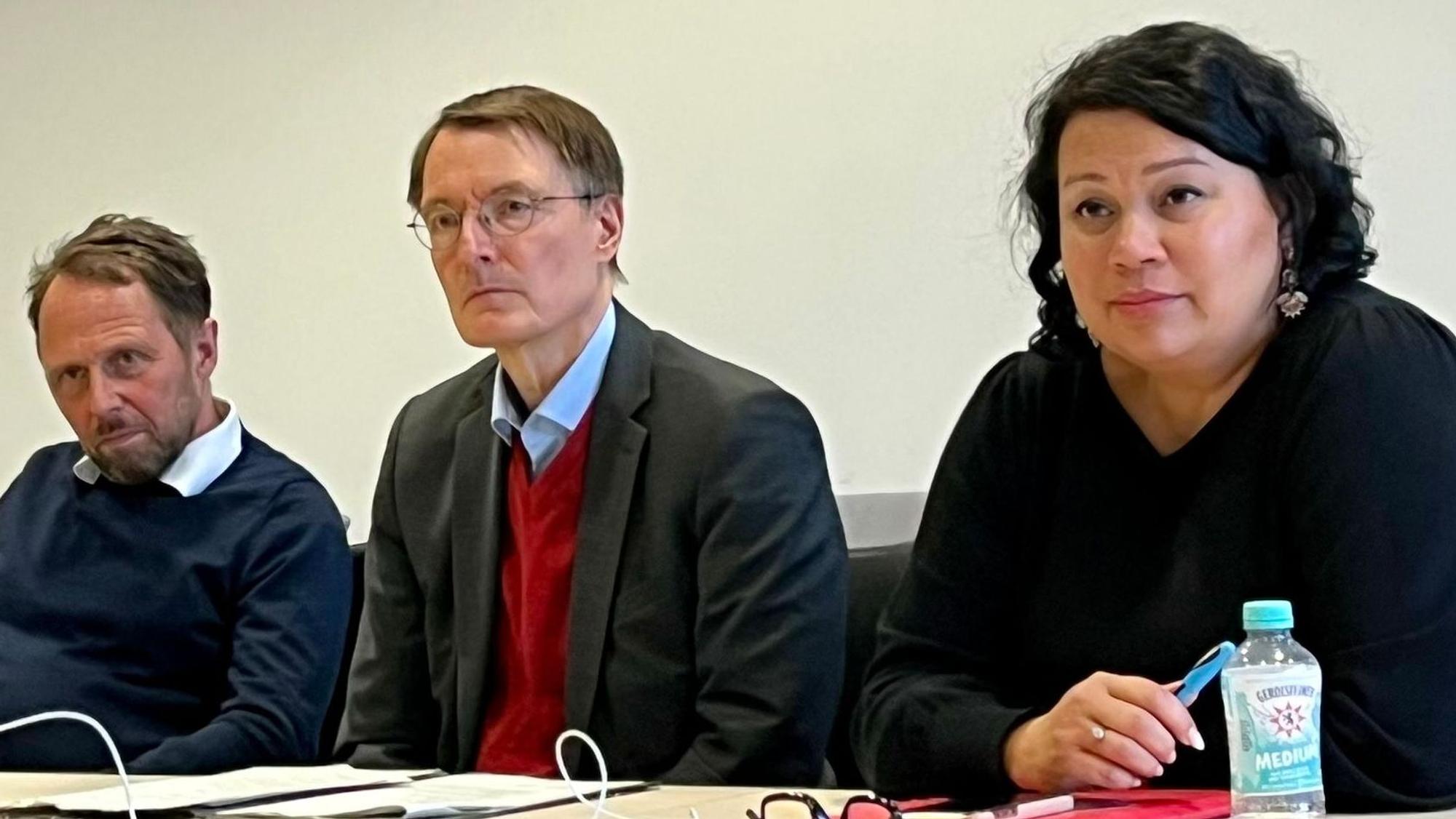SPD-Fraktionschefin Milanie Kreutz mit Karl Lauterbach und Uwe Richrath